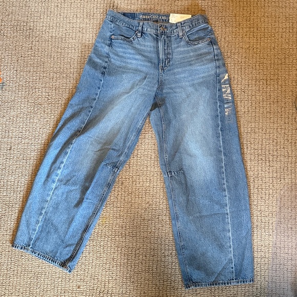 America Eagle Dreamy Drape Barrel Jeans - Picture 4 of 4